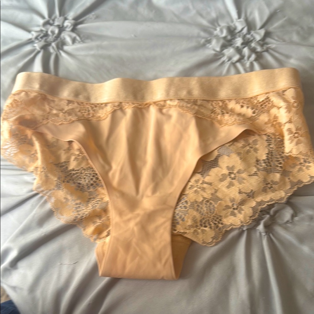 Lace Accent Women's Panties in Soft Cream